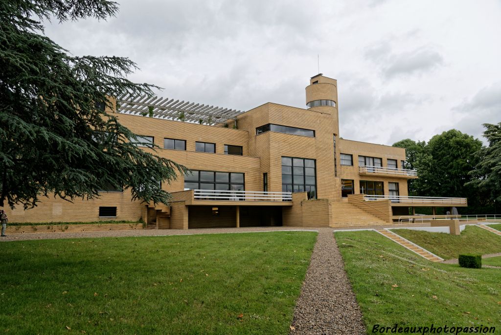 Une demeure qui se présente en trois parties avec une tour-donjon au centre et  les deux ailes est et ouest. Une façade de 56m de longueur !